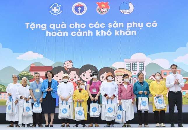 Thanh niên tiên phong đến những vùng khó, hỗ trợ chăm sóc sức khỏe bà mẹ và trẻ em